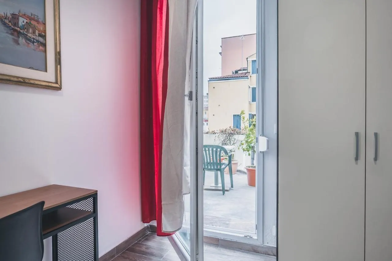 Bulldog Station Apartments With Private Wc, Ac, Tv Mestre 0*,  Italia