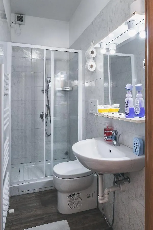 Bulldog Station Apartments With Private Wc, Ac, Tv Mestre Bed & Breakfast