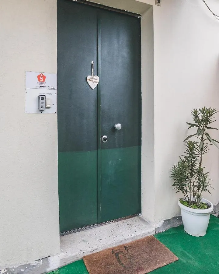 Bulldog Station Apartments With Private Wc, Ac, Tv Mestre 0*,  Italia