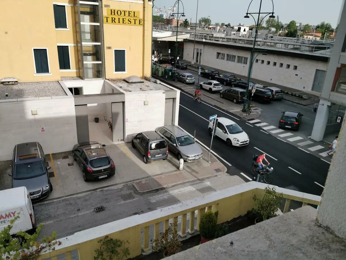 Bulldog Station Apartments With Private Wc, Ac, Tv Mestre Italia